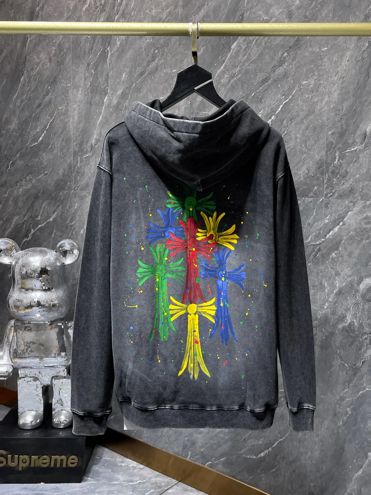P276 Chrome Hearts Autumn and Winter 2025 new products available at counters simultaneously, hand-painted and washed style! ! High gram weight, environmentally friendly and high-quality top-quality fabrics. Crow graffiti colorful cross hand-painted washed hoodies. Counter synchronization. Re-engraved version 1:1. Recommended color: black. Size: S, M, L, XL.